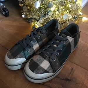 keen elsa sneaker in a green & brown plaid! size 9